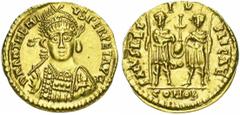 ANTHEMIUS (467-472), AV solidus, Milan. Droit : DN ANTHEMI-VS PERPET AVG B. casqué, cuirassé de face, tenant une lance et un bouclier. Revers : SALVS REI- PV-BLICAE/ MD/ COMOB Les deux empereurs debou