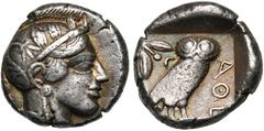GREEK WORLD ATTIQUE, ATHENES, AR tétradrachme, vers 440-410 av. J.-C. D/ T. casquée d''Athéna à d., le casque orné d''un fleuron et de feuilles d''olivier. R/ ΑΘΕ Chouette à d., t. de f. A g., pousse 