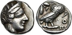 GREEK WORLD ATTIQUE, ATHENES, AR tétradrachme, vers 440-400 av. J.-C. D/ T. casquée d''Athéna à d., le casque orné d''un fleuron et de feuilles d''olivier. R/ AΘE Chouette à d., t. de f. A g., rameau 