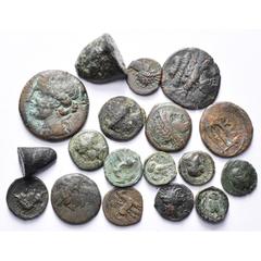 GREEK WORLD SICILE, lot de 18 bronzes: Agrigente (3), trias et hexas coulés, T. d''Apollon/Deux aigles sur un lièvre; Gela, tetras, Taureau à d./T. de Gelas à d.; Himera, hémilitre, T. fém. à g./Marqu