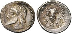 Monde grec - Greek World SICILE, NAXOS, AR drachme, 530-490 av. J.-C. D/ T. de Dionysos à d., barbu, couronné de lierre, la ligne du cou bordée par une rangée de points entre deux lignes. Sur le tour,
