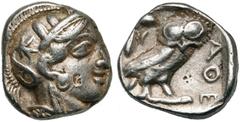 Monde grec - Greek World ATTIQUE, ATHENES, AR tétradrachme, vers 450-400 av. J.-C. D/ T. casquée d''Athéna à d., le casque orné d''un fleuron et de feuilles d''olivier. R/ AΘE Chouette à d., t. de f. 
