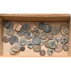 Monnaies provinciales romaines - Roman Provincial coins lot de 35 bronzes, dont: Cappadoce, Césarée, Antonin le Pieux, R/ Le mont Argée (2); Lucius Verus, R/ Le mont Argée (3); Syrie, Laodicée ad Mare