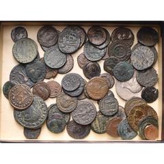 Empire romain - Roman Empire lot de 62 bronzes, dont: Maximien Galère, follis, R/ Génie; Maxence, R/ Castor et Pollux; Constantin Ier, follis, R/ Sol (4), Porte de camp (2), Mars, VOT XX; Urbs Roma, f