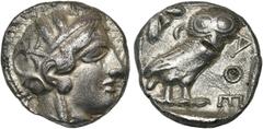 Monde grec - Greek World ATTIQUE, ATHENES, AR tétradrachme, vers 420 av. J.-C. D/ T. casquée d''Athéna à d., le casque orné d''un fleuron et de feuilles d''olivier. R/ AΘE Chouette à d., t. de f. A g.