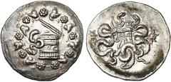 Monde grec - Greek World MYSIE, PERGAME, AR cistophore, 128-123 av. J.-C. D/ Ciste mystique entrouverte, de laquelle s''échappe un serpent, dans une couronne de lierre. R/ Deux serpents enlacés, t. dr