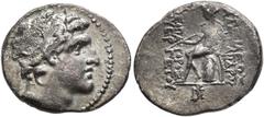 GRECIA ANTIGUA. REINO SELÉUCIDA. Alejandro I Balas. Dracma. Antioquia ad Orontes. A/ Cabeza diademada a der. R/ Apolo sentado sobre ónfalos a izq., monograma en exergo. AR 3,8 g. 18,3 mm. COP-256 var.