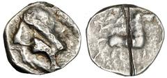 EMPORITÓN, LA ESCALA (GERONA). Dracma. Imitación gala del dracma emporitana del caballo parado. A/ Cabeza de Perséfone a izq. R/ Caballo parado a der., encima la Victoria volando. AR 5,1 g. Similar VI