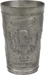 Thematische Medaillen und Plaketten Luft- und Raumfahrt Zinnbecher 1909 (F. Ehrenfeld, Frankfurt a.M.) Auf die Internationale Luftschifffahrtausstellung in Frankfurt am Main. Zwischen Lorbeerzweigen B