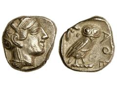 Tetradracma. 449-413 a.C. ATENAS. Anv.: Cabeza de Atenea con casco a derecha. Rev.: Lechuza en pie a derecha, dealnte A¶E, detrás rama de olivo y creciente. 17,30 grs. AR. Se-2526. EBC-.