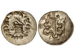 Tetradracma cistofórico. 133-67 a.C. ÉFESO. Anv.: Cista mística con serpiente, dentro de corona de hiedra. Rev.: Arco y carcaj entre dos serpientes, a derecha antorcha. 12,60 grs. AR. Restos de brillo