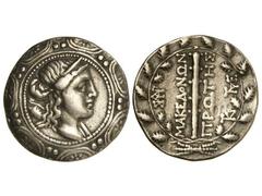 Tetradracma. 158-149 a.C. AMPHIPOLIS. MACEDONIA. Anv.: Busto de Artemisa a derecha, sobre escudo macedonio. Rev.: Clava vertical, a izquierda y derecha leyenda. 16,70 grs. AR. Se-1386. MBC+/MBC.