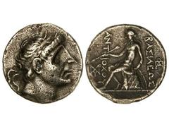 Tetradracma. 280-261 a.C. ANTÍOCO I. REINO SELÉUCIDA. Anv.: Cabeza diademada a derecha. Rev.: Apolo sentado a izquierda sobre ónfalos, delante y detrás leyenda. 16,50 grs. AR. (Algunas oxidaciones). S