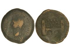 Dupondio. ÉPOCA DE TIBERIO. EMERITA. Anv.: DIVVS (AVGVSTVS) PATER CAE. Cabeza radiada de Augsuto a izquierda. Rev.: Puerta, sobre ella AVGVSTA EMERITA. 23,60 grs. ESCASA. AB-1032. BC+/MBC-.