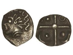 Dracma. Siglo II a.C. VOLCAE TECTOSAGES. IMITACIÓN GALA DRACMA DE RHODE. Anv.: Cabeza femenina degradada a izquierda. Rev.: Cruz dividida en cuatro segmentos, con punto y creciente en cada uno. 2,38 g