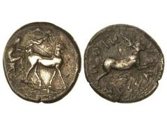 Tetradracma. 461-450 a.C. MESINA. Anv.: Biga de mulos a derecha, encima Nike volando y coronándolas. Rev.: Liebre saltando a derecha, debajo ramo de olivo, alrededor leyenda. 16,80 grs. AR. (Oxidacion