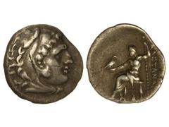 Dracma. 336-323 a.C. ALEJANDRO MAGNO. CECA INCIERTA. Anv.: Cabeza de Hércules con piel de león a derecha. Rev.: Zeus entronizado a izquierda, detrás leyenda. 4,10 grs. (Pequeñas rayitas). MBC+/MBC.