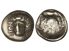 Lote 2 monedas Hemidracma y Dracma. BAJO DOMINACIÓN MACEDÓNICA. LARISSA. 2,30 y 5,6 grs. AR. (Dracma, reverso desplazado y leyenda no visible). Se-2120 y 2127. BC- a MBC- .