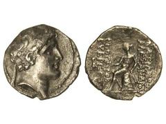 Dracma. 150-145 a.C. ALEJANDRO I. REINO SELÉUCIDA. Anv.: Cabeza diademada a derecha. Rev.: Apolo sentado a izquierda sobre ónfalos, alrededor leyenda. 3,50 grs. AR. Se-7035. (MBC+).