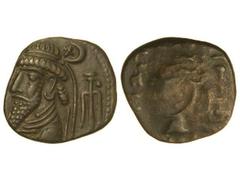 Tetradracma. Siglos I y II d.C. KAMNASKIRES VI. ELYMAIS. Anv.: Busto barbado y diademado a izquierda, detrás creciente y estrella y tridente. Rev.: Busto diademado a izquierda. 15,70 grs. AE. GIC-5888