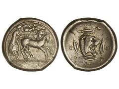 Tetradracma. 475-466 a.C. LEONTINI. Anv.: Cuadriga a derecha, encima Nike. Rev.: Cabeza de león a derecha, alrededor cuatro granos de cebada y leyenda. 17 grs. AR. MUY ESCASA. Se-825 var. MBC+/EBC-.