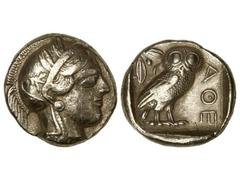 Tetradracma. 449-413 d.C. ATENAS. Anv.: Cabeza de Atenea con casco a derecha. Rev.: Lechuza en pie a derecha, delante A¶E, detrás rama de olivo y creciente. 17 grs. AR. Se-2526. MBC+/EBC-.