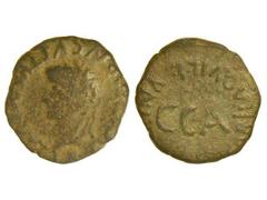 Semis. ÉPOCA DE TIBERIO. CAESARAUGUSTA. Anv.: Cabeza laureada de Tiberio a izquierda. TI CAESAR AVGVSTVS AVGVSTI F. Rev.: C. C. A. en el centro, alrededor C. CARR. AQVIL. L. FVNI. VET. F. II VIR. 3,60