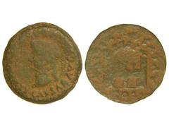 As. ÉPOCA DE TIBERIO. EMERITA AUGUSTA. Anv.: TI. CAESAR AVG. (PONT. MAX. IMP.). Cabeza de Tiberio a izquierda. Rev.: COl. AVGVSTA (EMERITA). Puerta de la ciudad. 9,60 grs. Pátina verde oscuro. AB-1055