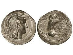 Tetradracma. 144-143 a.C. Anv.: Cabeza de Atenea con casco a derecha. Rev.: Lechuza en pie a derecha, debajo ánfora alrededor leyenda dentro de corona de olivo. 16,80 grs. AR. Se-2555 var. MBC+.