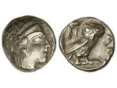 Tetradracma. 449-413 a.C. ATENAS. Anv.: Cabeza de Atenea a derecha. Rev.: Lechuza en pie de frente, delante A¶E, detrás rama de olivo y creciente. 17,10 grs. AR. Se-2526. MBC+.