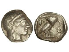 Tetradracma. 449-413 a.C. ATENAS. Anv.: Cabeza de Atenea con casco a derecha. Rev.: Lehuza en pie a derecha, delante A¶E, detrás rama de olivo y creciente. 17,10 grs. AR. (Golpe de cizalla en reverso)