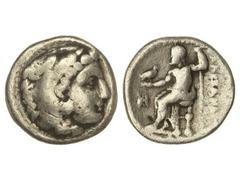 Dracma. 336-323 a.C. ALEJANDRO MAGNO. MACEDONIA. Anv.: Cabeza de Hércules con piel de león a derecha. Rev.: Zeus entronizado a izquierda, alrededor leyenda y símbolos. 4,30 grs. AR. Se-6730 var. MBC-.