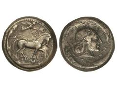 Tetradracma. 485-478 a.C. SIRACUSA. SICILIA. Anv.: Cuadriga a derecha, encima Nike en vuelo encima los caballos. Rev.: Cabeza de Artemisa Aretusa a derecha rodeada por cuatro delfines y leyenda. 16,80