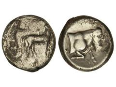 Tetradracma. 430-425 a.C. GELA. Anv.: Cuadriga a derecha, Nike encima volando. Rev.: Mitad de toro androcéfalo a derecha. 16,60 grs. AR. (Oxidaciones). Se-792. MBC-/MBC.