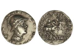 Tetradracma. 171-135 a.C. EUKRATIDES. BACTRIA E INDOGRECIA. Anv.: Busto diademado con casco ornamentado a derecha. Rev.: Los Dióscuros a caballo a derecha, encima y debajo leyenda. 14,50 grs. AR. (Lim