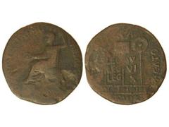 Dupondio. ÉPOCA DE TIBERIO. CAESARAUGUSTA. Anv.: (TI. CAESAR DIVI. AVG. F. AVGVSTVS. PONT. MAX. TR. POT.) XXXIII. Tiberio sentado a izquierda. Rev.: LEG. IV LEG. VI LEG. X (C.) C. C. A. Enseñas y vexi