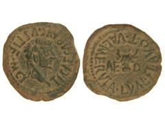 Semis. ÉPOCA DE TIBERIO. CALAGURRIS. Anv.: TI. CAESAR AVGVSTI F. M. C. I. Cabeza laureada de Tiberio. Rev.: L. VAL. FLAVO T. VAL. MERVLA. Cabeza de toro a los lados AE-D. 6,60 grs. Pátina verde. AB-43