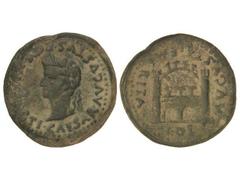As. ÉPOCA DE TIBERIO. EMERITA AUGUSTA. Anv.: TI. CAESAR AVG. PONT. MAX. IMP. Cabeza desnuda de Tiberio a izquierda. Rev.: Puerta, alrededor COL. AVGVSTA EMERITA. 14,70 grs. Pátina verde oscura. AB-105