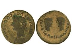 As. ÉPOCA DE TIBERIO. COLONIA ROMULA. Anv.: Cabeza laureada de Tiberio, alrededor DIVI AVG. COL. ROM. Rev.: Cabezas enfrentadas de Germánico y Druso. 12,10 grs. Pátina verde. AB-2016. MBC-.
