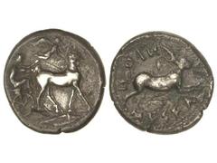 Tetradracma. 461-450 a.C. MESSANA. Anv.: Biga a mulas a derecha, encima Victoria volando. Rev.: Liebre a derecha, debajo hoja de oliva, alrededor ME¶ANION. 16,872 grs. Pátina verde. (Oxidaciones). Se-