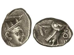 Tetradracma. 393-300 a.C. ATENAS. Anv.: Cabeza de Atenea con casco a derecha. Rev.: Lechuza en pie a derecha, delante A¶E, detrás rama de olivo y creciente. 17,10 grs. AR. Se-2537. MBC.