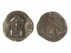 Tetartemorion. 480-450 a.C. KOLOPHON. Anv.: Cabeza laureada de Apolo. Rev.: TE en monograma. 0,30 grs. AR. Se-4343 sim. MBC/MBC-.