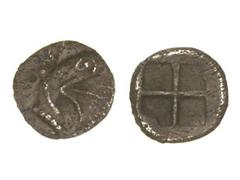 Tetartemorion. TEOS. Anv.: Prótomo de grifo. Rev.: Cuadro incuso dividido en cuatro partes. 0,30 grs. AR. Se-No cat.; SNG.Tubingen-3251. MBC+.