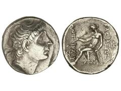 Tetradracma. 280-261 A.c. ANTÍOCO I SOTER. REINO SELÉUCIDA. Anv.: Busto diademado de Antíoco a derecha. Rev.: Apolo sentado a izquierda, detrás arco, sosteniendo una flecha, detrás y delante leyenda. 