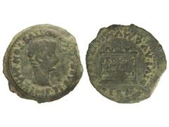 As. ÉPOCA DE TIBERIO. ITÁLICA. Anv.: IMP. TI. CAESAR AVGVSTVS PON. MAX. Cabeza desnuda de Tiberio a derecha. Rev.: PROVIDENTIAE AVGVSTI. PERM. DIVI. AVG. MVNIC. ITALIC. Ara. 14,90 grs. Pátina verde. (