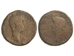 Dupondio. ÉPOCA DE AUGUSTO. COLONIA RÓMULA. Anv.: (PERM.) DIVI AVG. (COL. ROM.). Cabeza radiada de Augusto a derecha, delante (fulmen). Rev.: (IVLIA AVGVSTA GENE)TRIX (ORBIS). Cabeza de Livia, debajo 