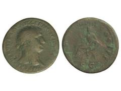 Dupondio. Acuñada el 103 d.C. TRAJANO. Anv.: IMP. CAES. NERVA TRAIAN. AVG. GERM. DACICVS P. M. Cabeza radiada a derecha. Rev.: (TR. P. VII IMP. III) COS. V P. P. S. C. Abundancia sedente a izquierda s