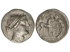 Tetradracma. 150-145 a.C. KYME. AEOLIS. Anv.: Cabeza diademada de la amazona Kyme a derecha. Rev.: Caballo a derecha, delante y debajo leyenda dentro de láurea. 16,40 grs. AR. Pátina gris. Se-4183. MB