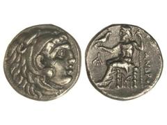 Dracma. 336-323 a.C. ALEJANDRO MAGNO. CECA INCIERTA. Anv.: Cabeza de Hércules con piel de león a derecha. Rev.: Zeus entronizado a derecha, detrás leyenda, delante símbolo. 4,60 grs. AR. Pátina oscura