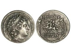 Tetradracma. 145-142 a.C. ANTÍOCO VI. REINO SELÉUCIDA. Anv.: Cabeza del rey niño radiada y diademada. Rev.: Dióscuros a caballo a izquierda, arriba y abajo leyenda. 17,10 grs. AR. Pátina. Se-7072. EBC